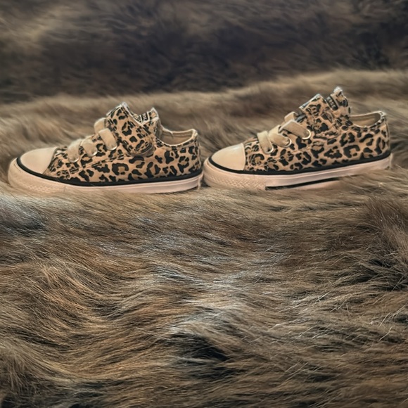 Converse all star girls size 5 low top leopard print converse w/ Velcro - Picture 4 of 5